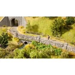 13170 NOCH. Sten vg af tilhugget sten. H0. 