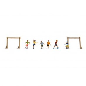 15817 NOCH. Drenge der spiller fodbold med m�l. H0.