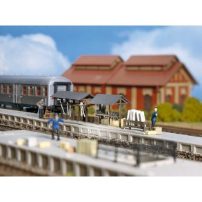 5748 Vollmer H0. Ting til brug p perronen.