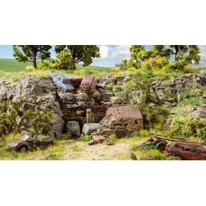 58617 NOCH. Bil kirkegrd med rester af 6 biler m.v. H0