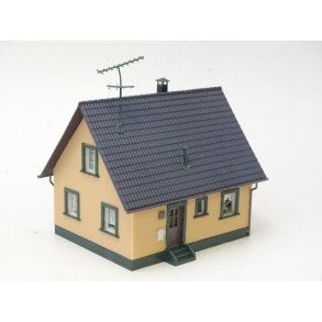 NI 1005 Ukendt. Villa. Mler 9 x 8,5 cm hjde 8,5 cm. H0. Brugt