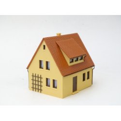 NI 1006 Ukendt. Mler ca. 8 x 9 cm. Hjde 8 cm. H0. Brugt