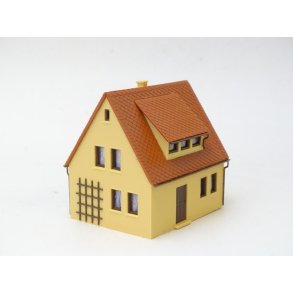 NI 1006 Ukendt. Mler ca. 8 x 9 cm. Hjde 8 cm. H0. Brugt