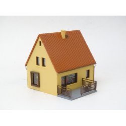 NI 1006 Ukendt. Mler ca. 8 x 9 cm. Hjde 8 cm. H0. Brugt