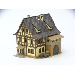 IHD 1004 VOLLMER. Lille hus med klder. N. Brugt