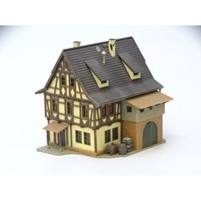 IHD 1004 VOLLMER. Lille hus med klder. N. Brugt