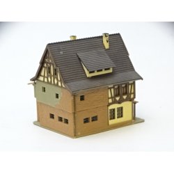 IHD 1004 VOLLMER. Lille hus med klder. N. Brugt