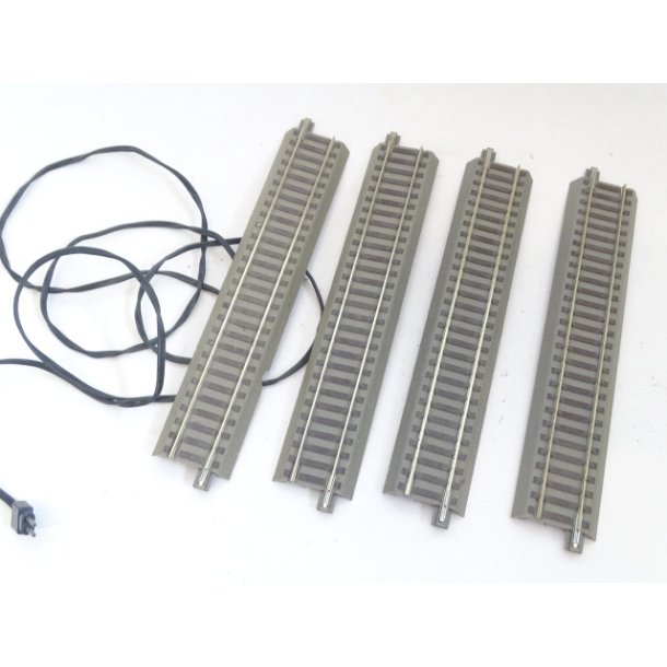 FV 61110 ROCO. 4 lige skinner hvor af den ene er med strntilslutning. H0. Brugt.