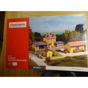 PK 15 102. AUHAGEN. Station med om liggende bygninger og overgang. H0. Brugt