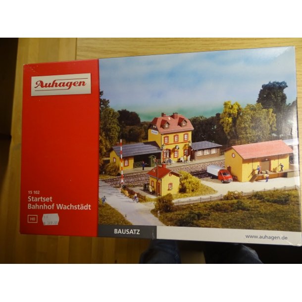 PK 15 102. AUHAGEN. Station med om liggende bygninger og overgang. H0. Brugt
