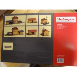 PK 15 102. AUHAGEN. Station med om liggende bygninger og overgang. H0. Brugt