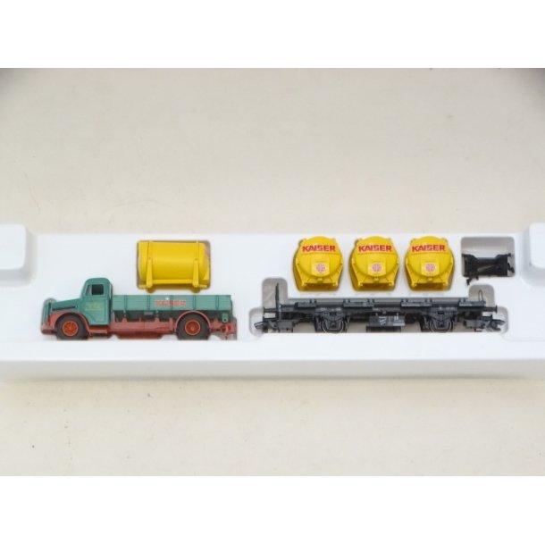FV Museumsvogn 2006. MRKLIN. Godsvogn samt lastbil med gule containere. H0. Brugt.