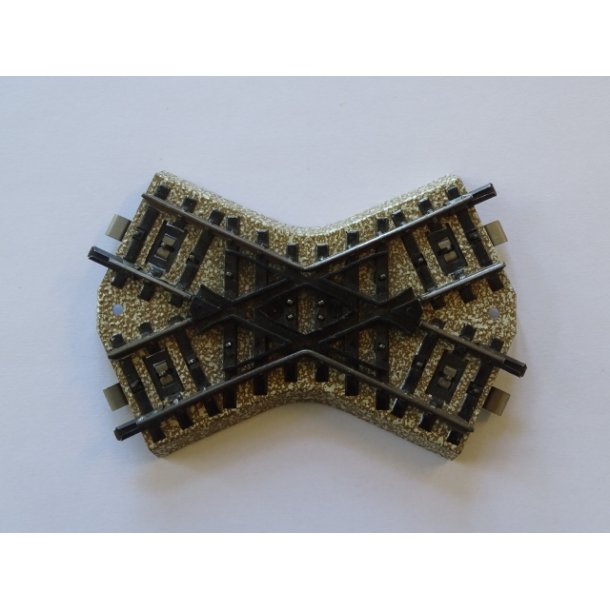 FV 5211 M�rklin. kryds spor vinkel er p� 48 1/2 grad. H0. Brugt Sporl�ngde er 9,8 cm. Krydset er tilsluttet  