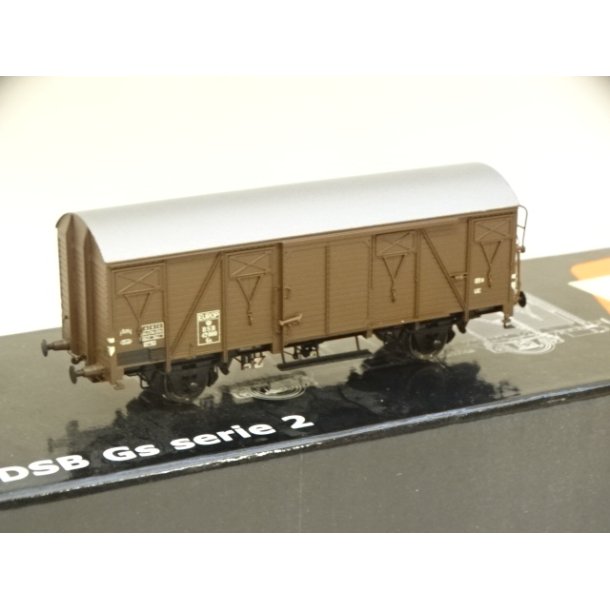 OP 0402. MCK. DSB Gs 42000. Lukket godsvogn med s�lvtag. H0. Brugt