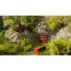 60762 NOCH. Forladt grotte med hndmalet tipvogn og lge samt Egetr. H0