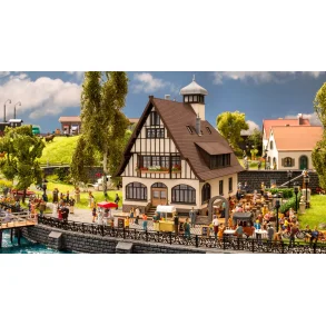 66401 NOCH. Wirtshaus mit Biergarten. H0.